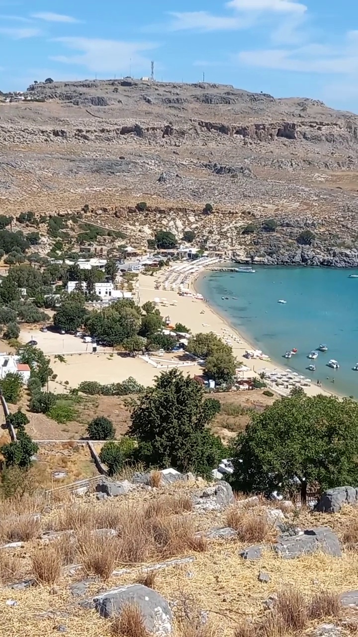 林多斯海滩和整个海湾，从罗德岛的林多斯古城的山边开始，在希腊的十二世纪，在通往希腊最古老的卫城之一，林多斯卫城的路上。（2）