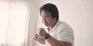 亚洲男子在家里进行拳击锻炼减肥