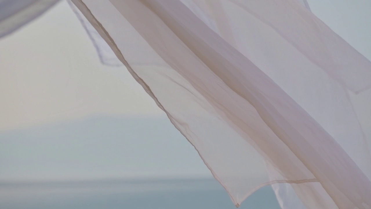 海边的白色藤架窗帘，慢镜头
