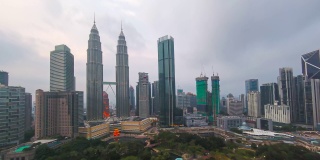 日落时分的现代独特建筑Petronas双子塔(KLCC)的延时镜头