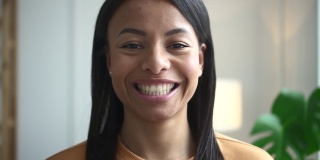 在家里的混合种族妇女的肖像Spbd. 20岁快乐的女性微笑。直发的黑人