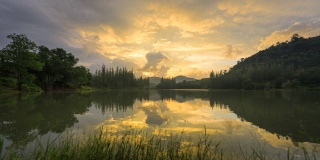 泰国松卡省里黄村的湖和松树的日出景象
