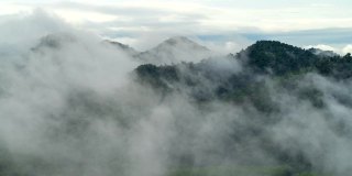 时间流逝美丽的晨景金色的日出和薄雾流动在高山上，宽隆山，纳塔威市，颂卡省，泰国