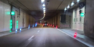 在奥地利高速公路的隧道中驾驶