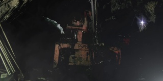 阿根廷，圣克鲁兹省，托比奥，井下采矿，矿工看着煤矿内的凿岩机。