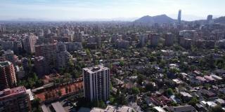 南美洲智利首都圣地亚哥的鸟瞰图。无人机镜头，4K分辨率。