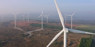 风力涡轮机或风车农场在农村的电力生产。Win透平的概念是可持续能源、可再生能源和清洁能源的概念。