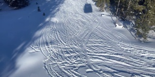 滑雪坡和吊车的阴影