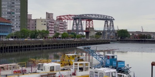 阿根廷布宜诺斯艾利斯市的La Boca社区和被污染的Riachuelo河，还有一些垃圾收集机器。4K分辨率。
