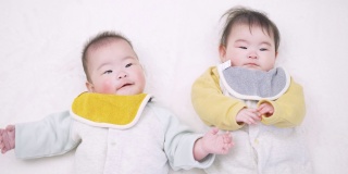 亚洲双胞胎婴儿睡觉时会笑