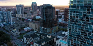 奥兰多市中心豪华公寓的4K无人机视频。