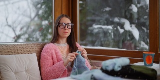 一名女子使用免提可穿戴电脑智能眼镜设备进行在线学习