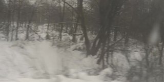 从火车窗口看到的冬季风景，一段经过的冬季风景视频