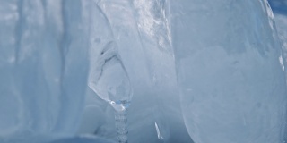 冰冻山泉中的冰雕。冬天的细节。