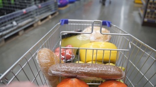 购物车在超市的各个区域之间移动。内推车各种健康食品和方便食品视频素材模板下载