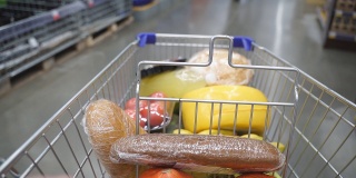 购物车在超市的各个区域之间移动。内推车各种健康食品和方便食品