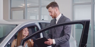 汽车经销商展示女性买家在沙龙新汽车