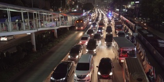 雅加达市区街道夜间交通堵塞