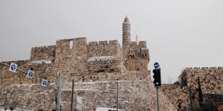 在冬天，从较低的道路上可以看到大卫塔和耶路撒冷旧城的城墙