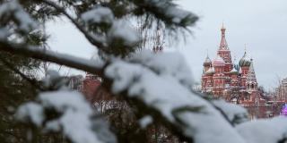 从Zaryadye公园看莫斯科克里姆林宫和圣巴兹尔大教堂
