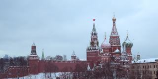 从莫斯科Zaryadye公园看到的莫斯科克里姆林宫和圣巴兹尔大教堂