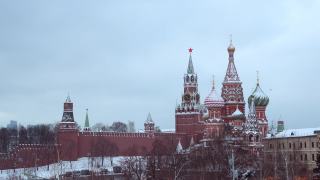 从莫斯科Zaryadye公园看到的莫斯科克里姆林宫和圣巴兹尔大教堂视频素材模板下载