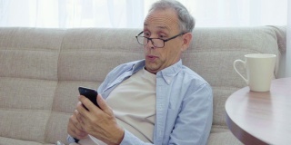 上了年纪的人喜欢看智能手机。新