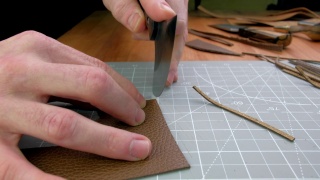 制革工人把皮革剪得很近视频素材模板下载