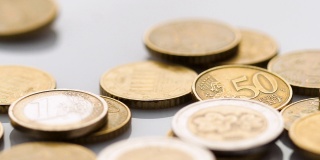 欧元硬币落在地上——慢动作
