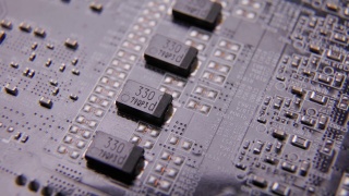 显卡GPU线路板，电容器和保险丝，微芯片和晶体管，处理器CPU和内存。主板组件。比特币BTC矿业视频素材模板下载