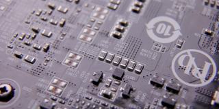显卡GPU线路板，电容器和保险丝，微芯片和晶体管，处理器CPU和内存。主板组件。比特币BTC矿业