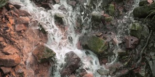 水缓缓地从岩石上倾泻而下