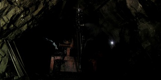 阿根廷巴塔哥尼亚的地下矿山凿岩机，在煤矿工作面工作的重型机械。