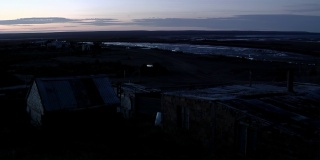 阿根廷巴塔哥尼亚黎明时分的贫民窟。