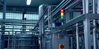 牛奶工业厂房内部。用于生产乳制品的金属管新设备。现代化的牛奶厂配备自动化设备。