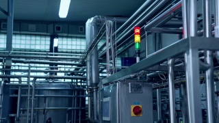 牛奶工业厂房内部。用于生产乳制品的金属管新设备。现代化的牛奶厂配备自动化设备。视频素材模板下载