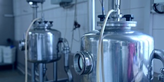 牛奶场室内的现代设备。牛奶工厂中用于保存和加工乳制品的不锈钢容器。
