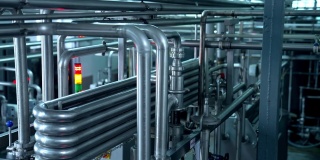 乳品厂用金属管制造的工业设备。乳品食品生产厂的工厂机械和工业管道。制造过程。