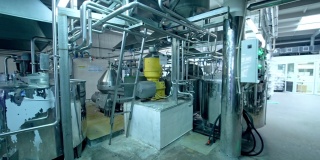 乳制品厂。室内牛奶加工用工业管道金属设备。牛奶农场的自动化技术。