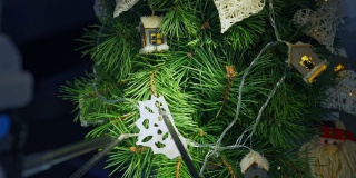 圣诞树和金属机械臂。用纸雪花装饰新年树的机器人设备。智能机器。