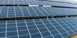光电红外太阳能电池板接收来自太阳的光子。太阳能农场的绿色清洁能源。可再生能源。太阳能电池板以一定角度安装在地面上。