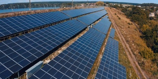 农村的太阳能电池板。蓝色光伏板从太阳获得清洁能源。电力的创新。鸟瞰图。