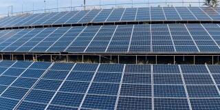 太阳能电池的现代结构。蓝色光伏太阳能电池板从太阳获得清洁能源。可替代的生态能源。