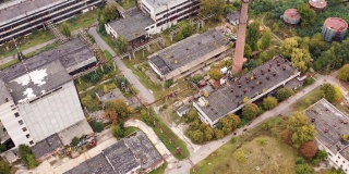 老工业地区。有旧屋顶的废弃建筑。旧工厂的破坏性建筑。鸟瞰图。