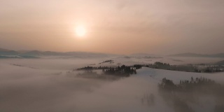 无人机俯瞰喀尔巴阡山脉上空的云雾