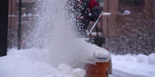 模糊扫雪机在冬季在大雪天气背景下清除道路上的积雪。