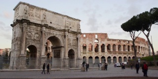君士坦丁拱门和斗兽场，罗马，意大利。时间流逝tilt-shift