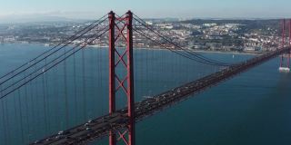 航拍的汽车交通25日De四月桥在里斯本市，葡萄牙