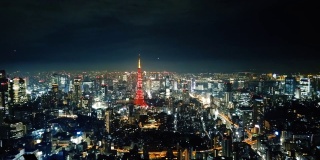 延时摄影俯瞰东京的夜景，东京塔从熄灭到亮红色的过程