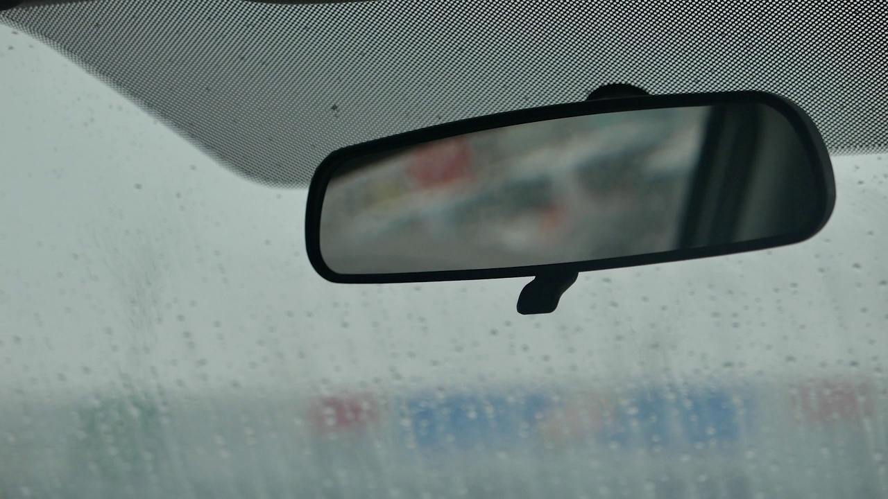 汽车后视镜和挡风玻璃上的雨滴